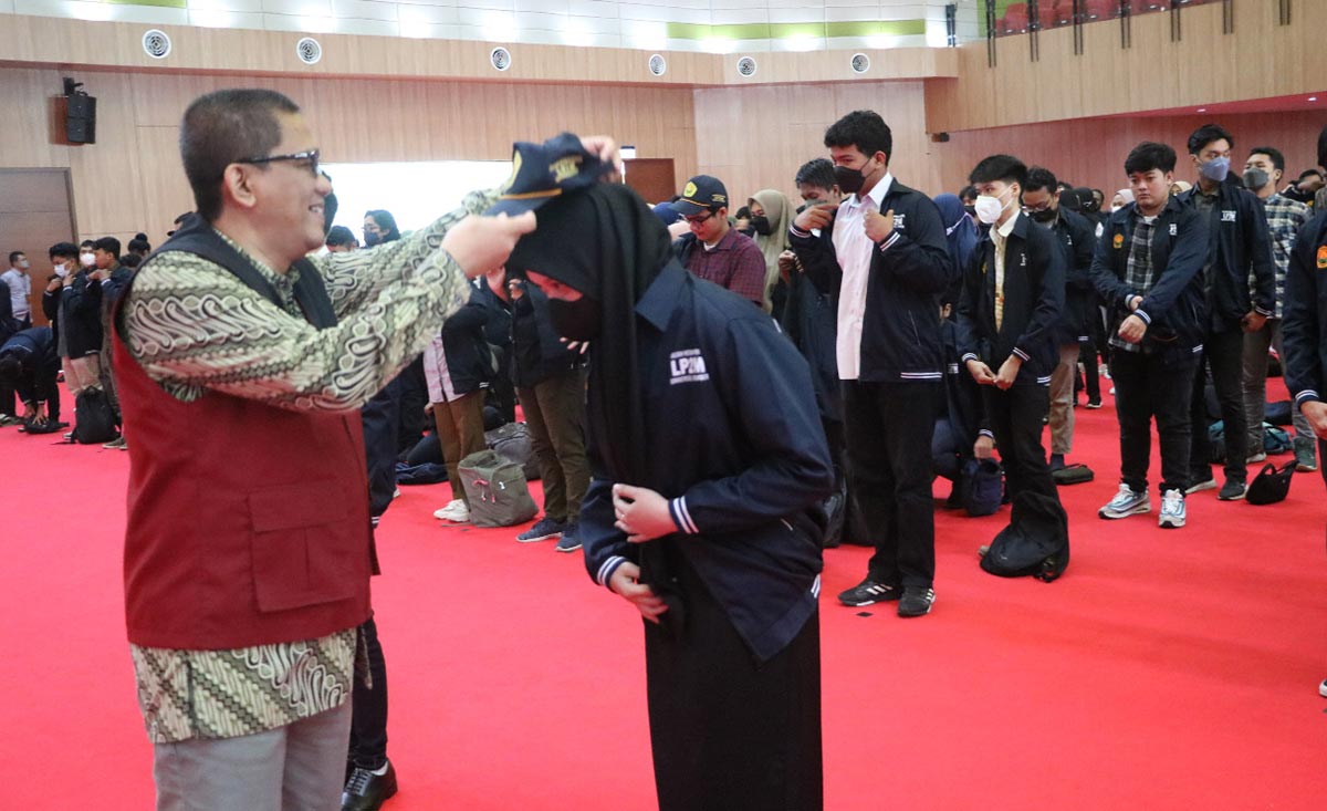 Penyematan atribut secara simbolis kepada peserta KKN oleh Rektor Unej Iwan Taruna.