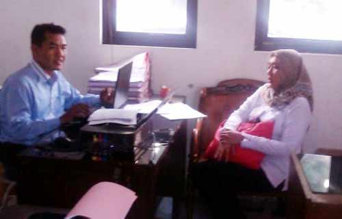 LAPOR. Sekretaris General Manager PT Angkasa Pura I, Dhela melaporkan ancaman bom yang diterima kantornya ke Mapolres Sidoarjo. foto : nanang ichwan/BANGSAONLINE