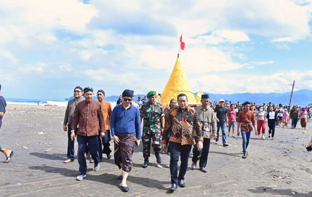 Hadiri Upacara Adat Labuh Laut, Bupati Trenggalek Berharap Warga Terus Menjaga Budaya Lokal