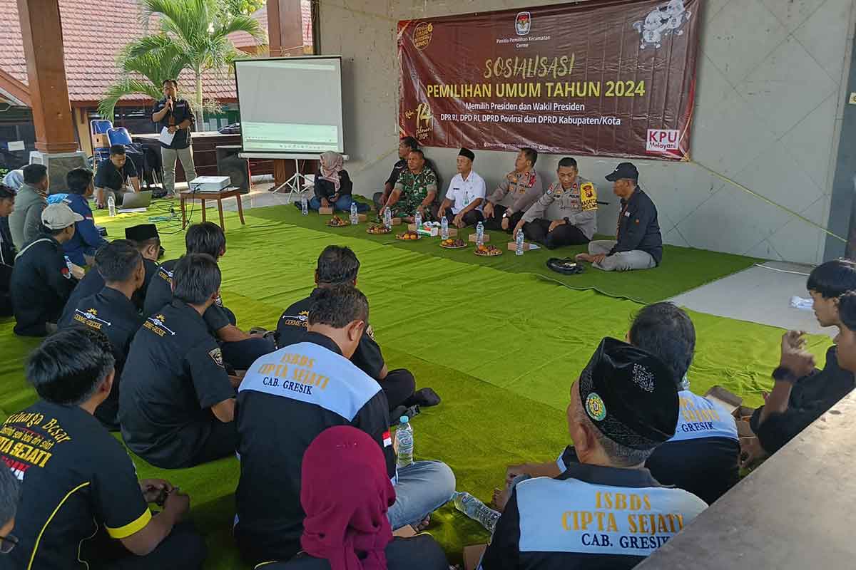 Satbinmas Polres Gresik saat menggelar cooling system di pendopo kecamatan setempat. Foto: SYUHUD/BANGSAONLINE.com