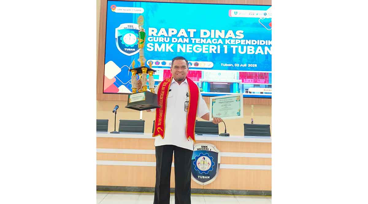 Kepala SMKN 1 Tuban saat membawa trofi yang diraih dalam Festival Literasi Nasional 2025.