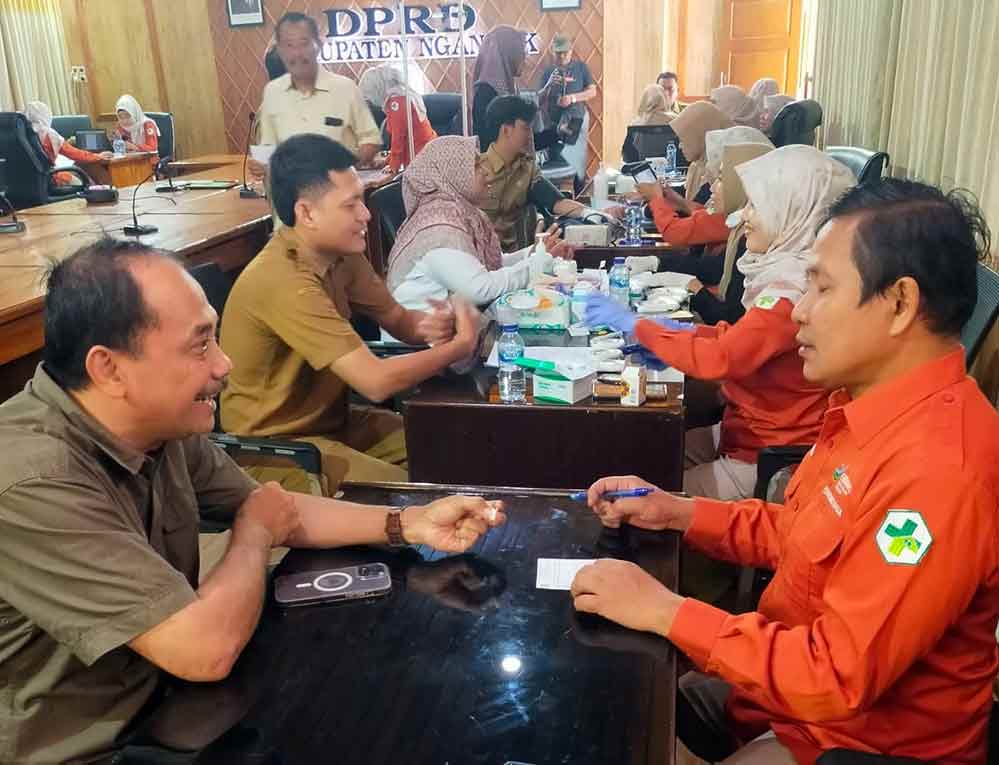 Ketua DPRD Nganjuk, Tatit Heru Tjahyono usai menjalani pemeriksaan kesehatan di kantor Sekretariat DPRD. 