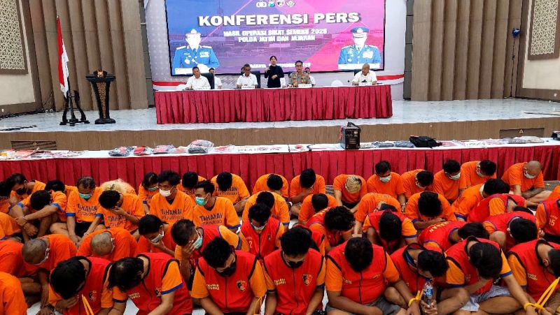 Para tersangka hasil Operasi Sikat Semeru 2025 yang dihadirkan di konferensi pers Polda Jatim