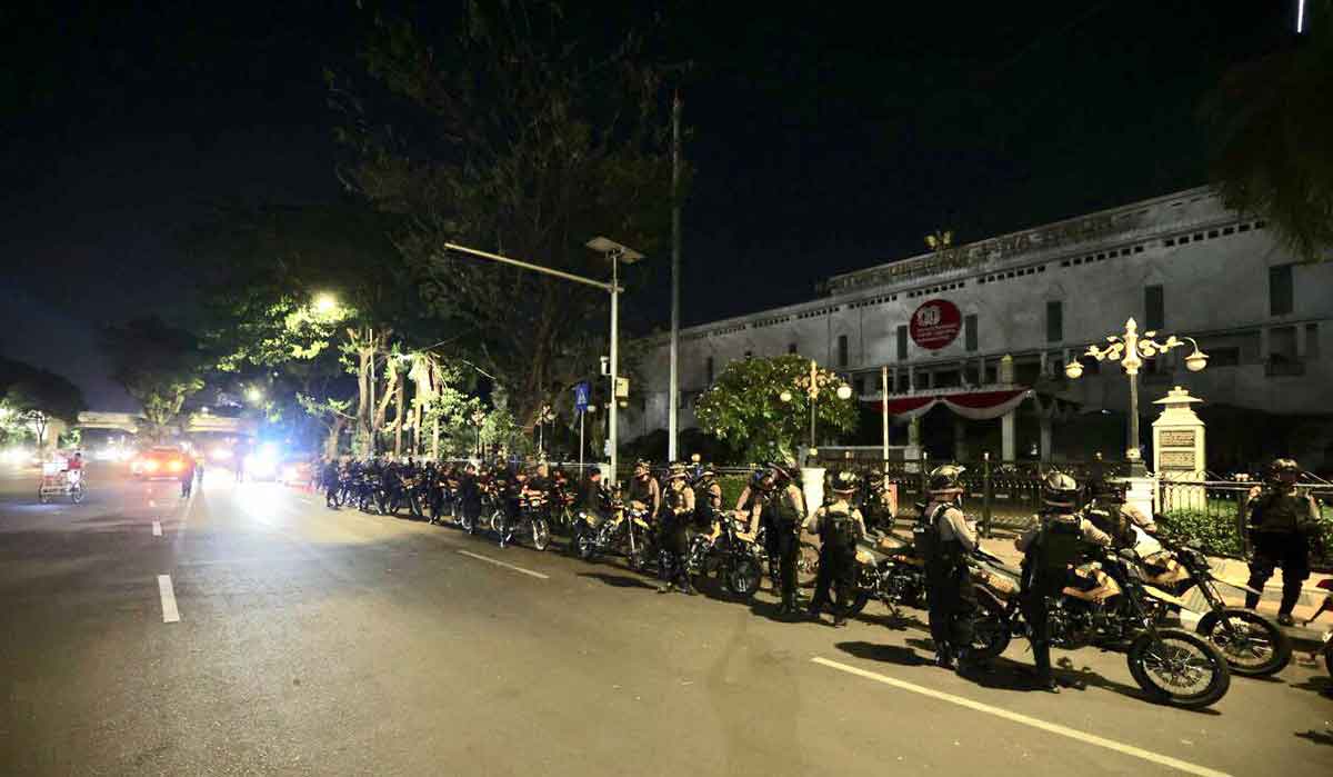 Jajaran petugas dari Polda Jatim saat melakukan patroli.