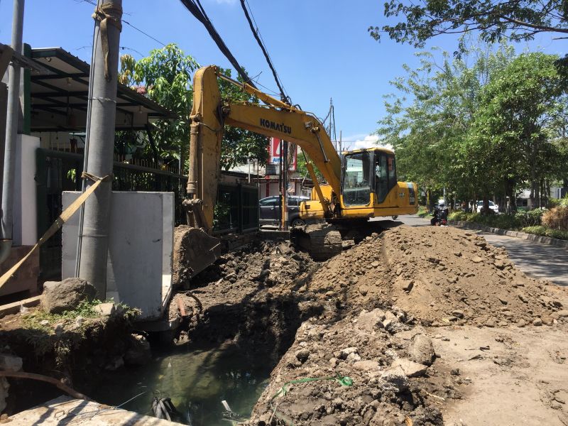 Kondisi galian dan alat berat yang berhenti beroperasi usai tewasnya mandor proyek box culvert di Jl. Gayungsari barat