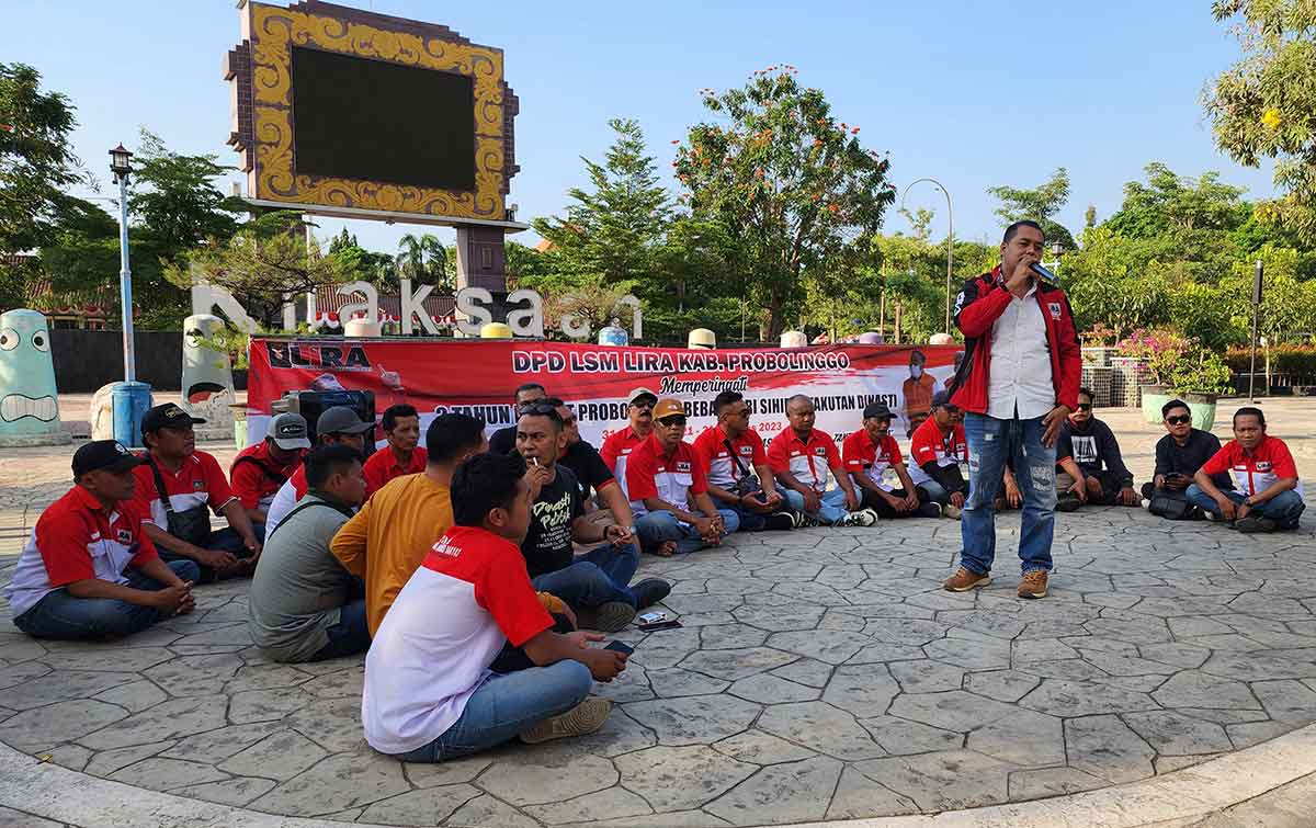 DPD Lira Probolinggo saat menggelar orasi dan istighotsah di depan kantor bupati.