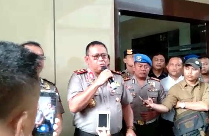 Kapolda Jatim Irjen Luki Hermawan saat memberikan keterangan terkait kasus prostitusi online. foto: ANATASIA/ BANGSAONLINE