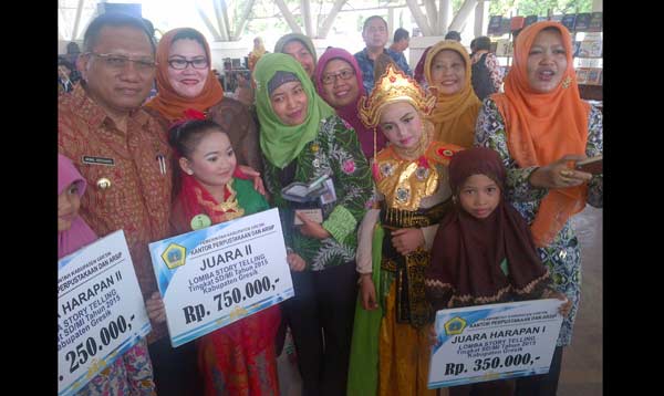 Penjabat Bupati Gresik, Akmal Boedianto foto bersama para Juara Lomba Telling Story. foto: syuhud/ BANGSAONLINE