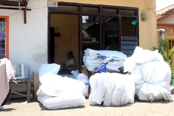 bahan untuk bed cover sebelum disentuh. foto: luckman hakim/BANGSAONLINE