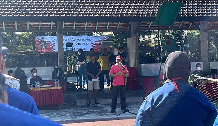 Kepala Kejaksaan Negeri Nganjuk, Nophy Tennophero Suoth, saat memberi sambutan di kejuaraan Tenis Lapangan.