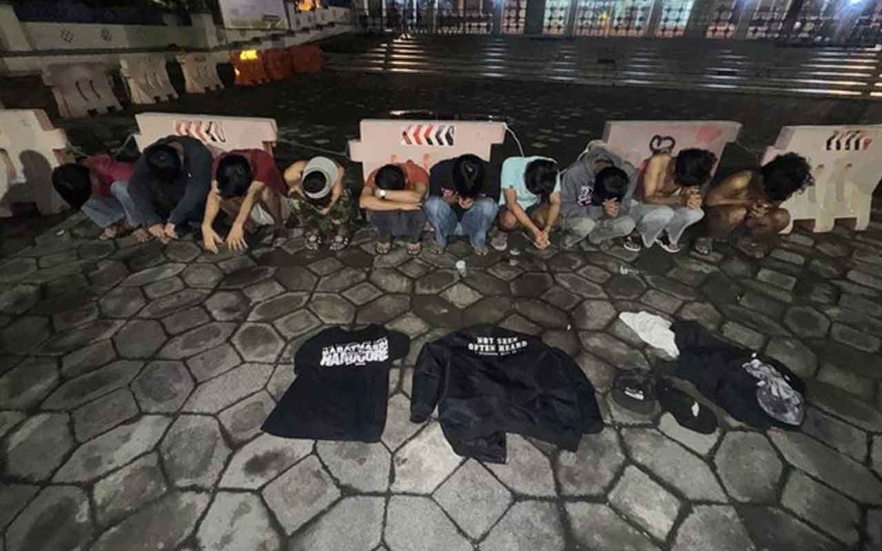 Sepuluh pelajar diamankan polisi diduga hendak melakukan tawuran di kawasan Masjid Al Akbar Surabaya. Foto: Ist.