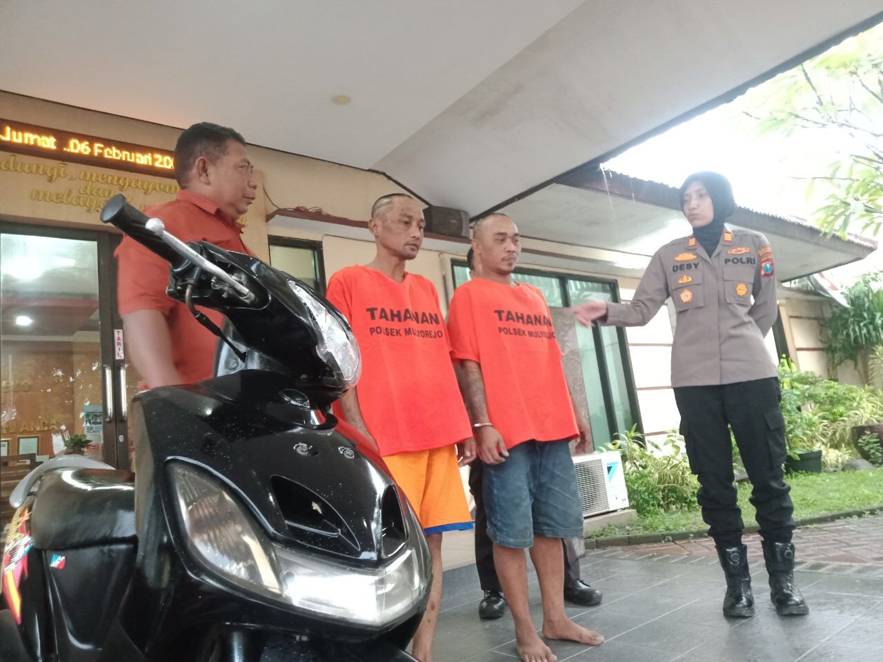 Kedua tersangka saat dihadirkan di konferensi pers Polsek Mulyorejo