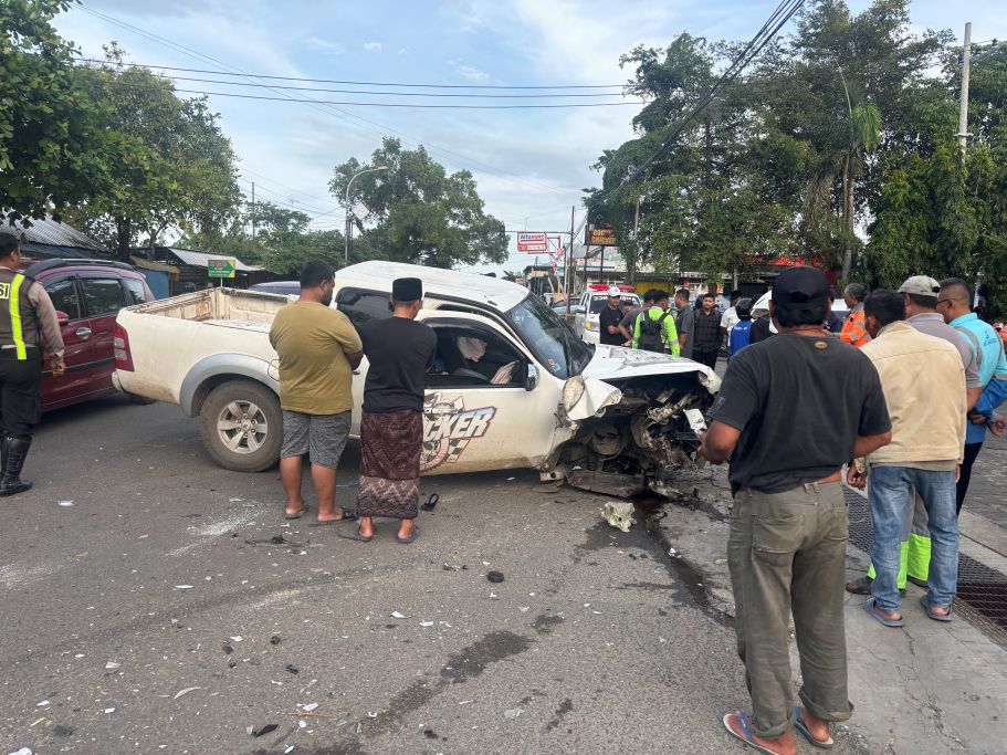 Kondisi mobil ford ranger yang ringsek usai menghantam mobil ertiga di Merakurak, Tuban