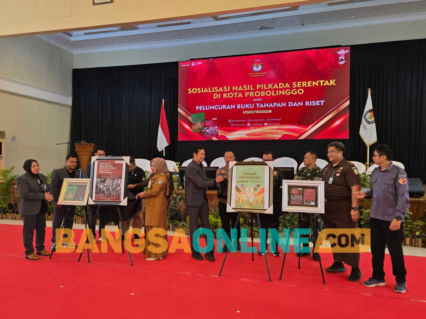 Komisioner KPU bersama Wawali, Ina dan perwakilan forkopimda di acara peluncuran buku. Foto: Andi Sirajudin/BANGSAONLINE