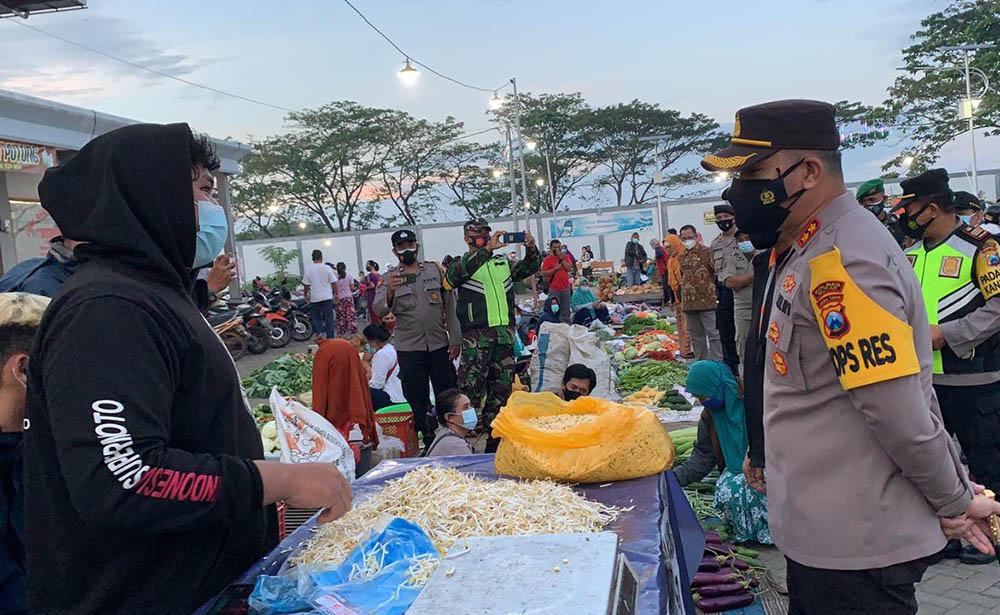 Kapolres Blitar AKBP Leonard M Sinambela saat memberikan sosialisasi prokes dan PPKM darurat kepada para pedagang.