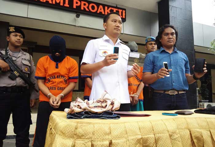Kasatreskrim Polres Gresik AKP Adam Purbantoro saat mengekspos tersangka.