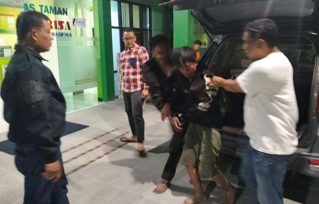 Pelaku saat digelandang ke Mapolsek Taman
