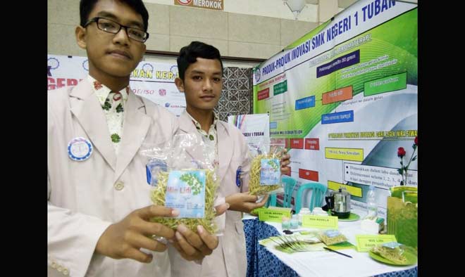 Tim riset SMKN 1 Tuban dipimpin Yusril Dana Mahendra saat menunjuukkan mie daun kelor. foto: SUWANDI/ BANGSAONLINE