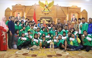 Para atlet Pagar Nusa Jawa Timur  foto bersama dengan Gubernur Jawa Timur Khofifah Indar Parawansa. foto: Pagar Nusa 