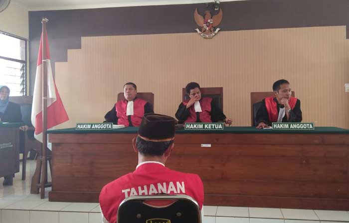 Mbah Parman saat menjalani persidangan di PN Tuban, beberapa hari yang lalu.