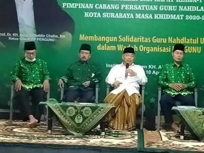 Prof. Dr. KH. Asep Saifuddin Chalim, M.A. (berbaju putih) dan Drs. KH. Fathurrohman, M.Pdi (nomor dua dari kiri) dalam acara pelantikan Pergunu Kota Surabaya di Institut KH Abdul Chalim Pacet Mojokerto, Sabtu (10/4/2021). FOTO: MMA/ BANGSAONLINE.com