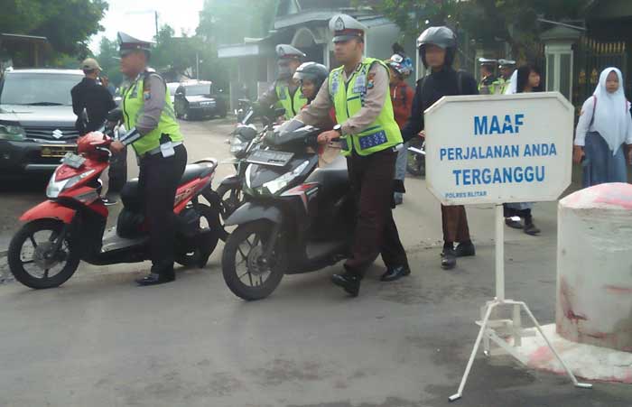 Siswa sekolah di Kabupaten Blitar terjaring razia Satlantas Polres Blitar, karena tidak memiliki kelengkapan berkendara. 