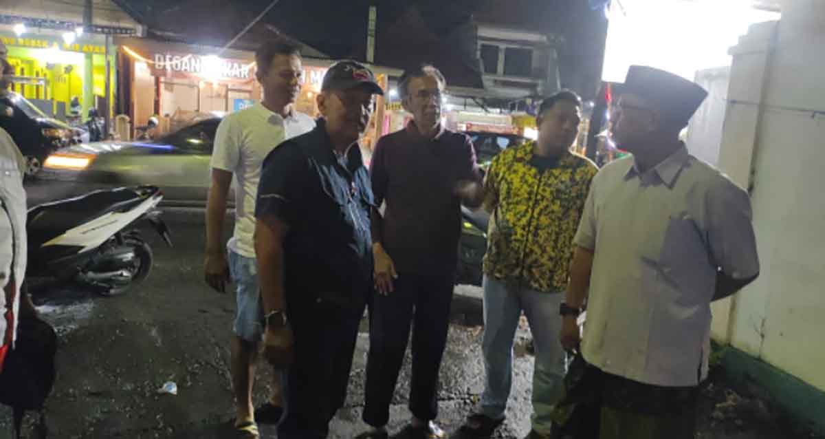 Salah satu anggota dewan dari Golkar saat meninjau dampak banjir di Kota Probolinggo.