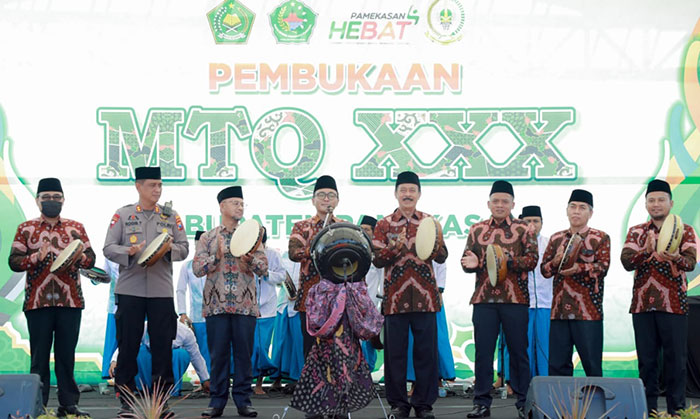 Suasana pembukaan MTQ XXX yang dilaksanakan di depan Mandhapa Agung Ronggosukowati.