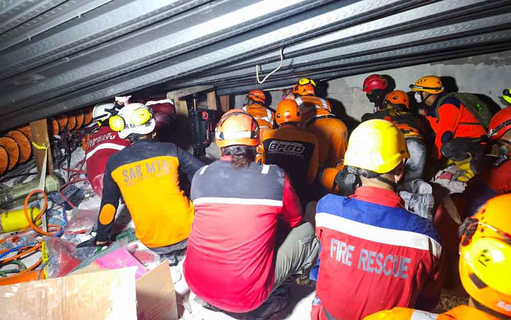Petugas gabungan saat proses evakuasi korban ambruknya Musala Pondok Pesantren (Ponpes) Al-Khoziny di Buduran, Sidoarjo.