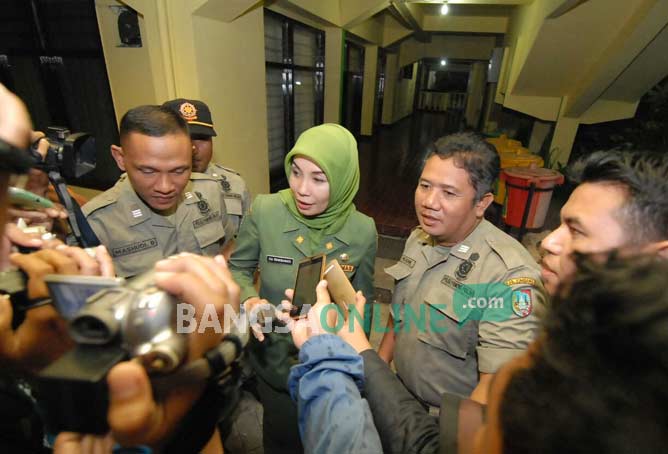 Sekda Jombang, Ita Triwibawati memberikan keterangan usai penggeledahan yang dilakukan oleh KPK di ruang kerjanya. foto: RONY SUHARTOMO/ BANGSAONLINE