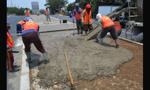 Salah satu proyek perbaikan jalan di Probolinggo.