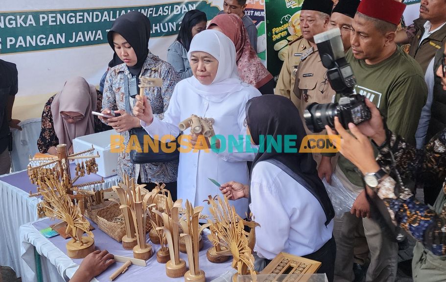 Gubernur Jawa Timur, Khofifah Indar Parawansa saat meninjau hasil produk mainan otok-otok bambu. Foto: Devi Fitri Afriyanti/BANSGAONLINE