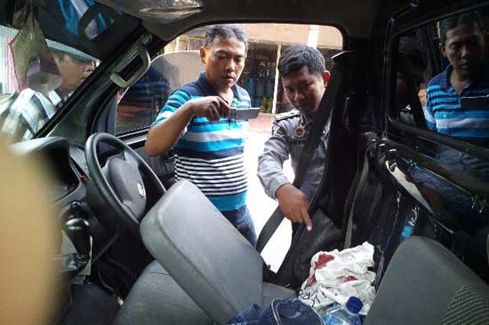 Petugas saat melakukan olah TKP. (foto: arif kurniawan/BANGSAONLINE)