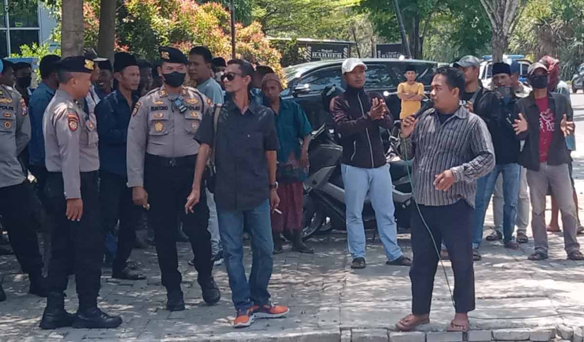 Demo di Kantor DPMD Bangkalan.
