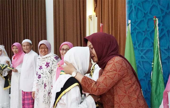 Wali Kota Ika saat memeluk salah satu wisudawati.