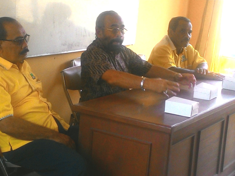 Sabron D Pasaribu, memimpin rapat di kantor Partai Golkar Banyuwangi.