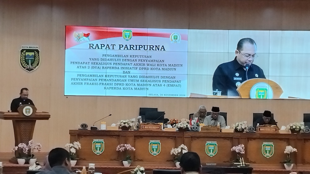 Pj Wali Kota Madiun, Eddy Supriyanto membacakan Raperda dalam Rapat Paripurna.. Foto: Hendro Suhartono/BANGSAONLINE