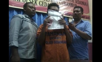 Widi Eko Rahmawan (tengah) saat diamankan petugas. foto: nanang ichwan/BANGSAONLINE