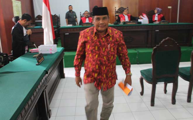 Terdakwa M. Rifai, usai menjalani persidangan dengan agenda eksepsi. foto: NANANG ICHWAN/ BANGSAONLINE