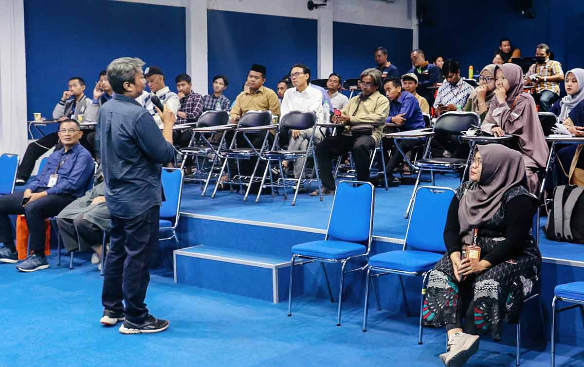 Peserta workshop yang berlangsung di Stikosa-AWS.