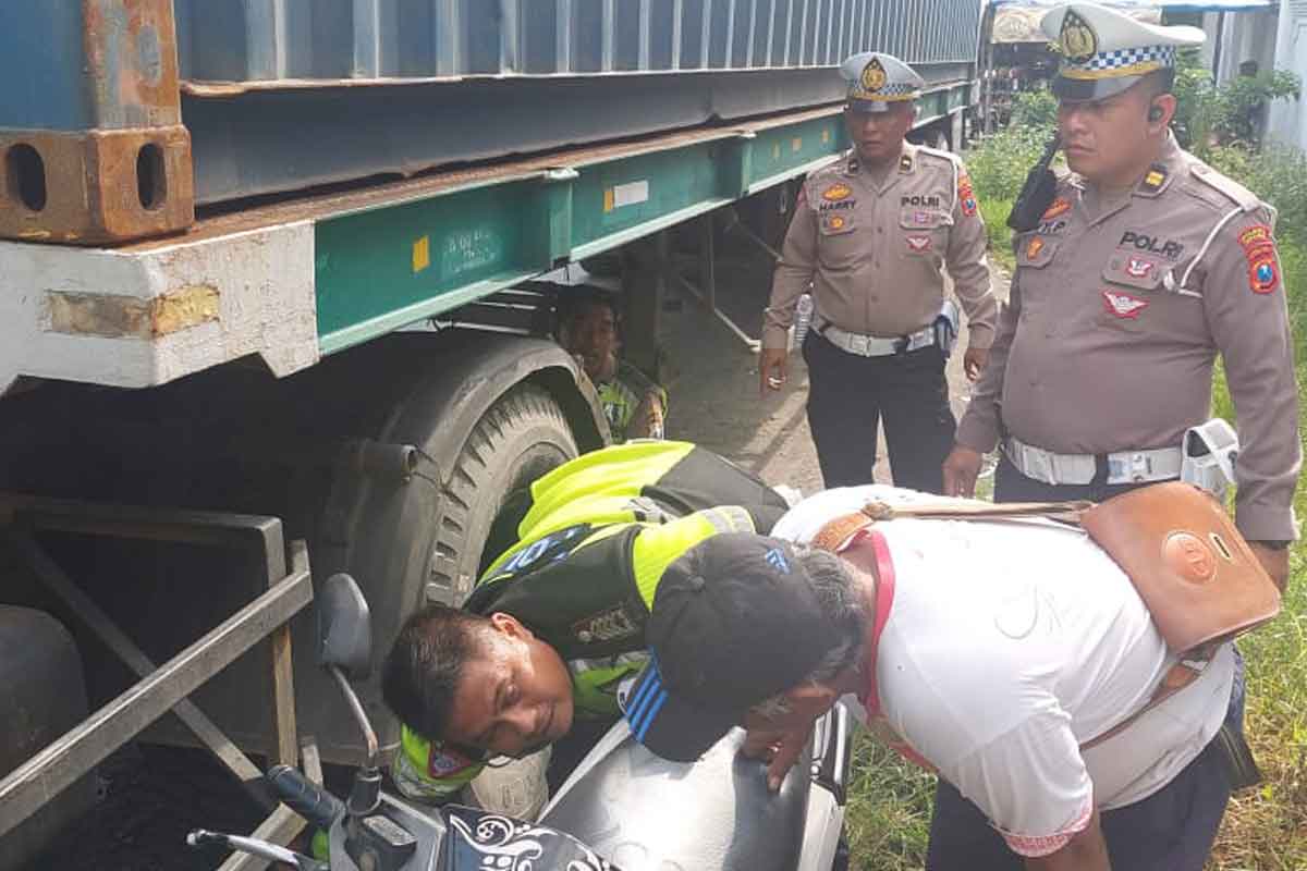Anggota Polresta Sidoarjo saat melakukan olah TKP kecelakaan di Taman Sidoarjo, Selasa (21/2/2023).