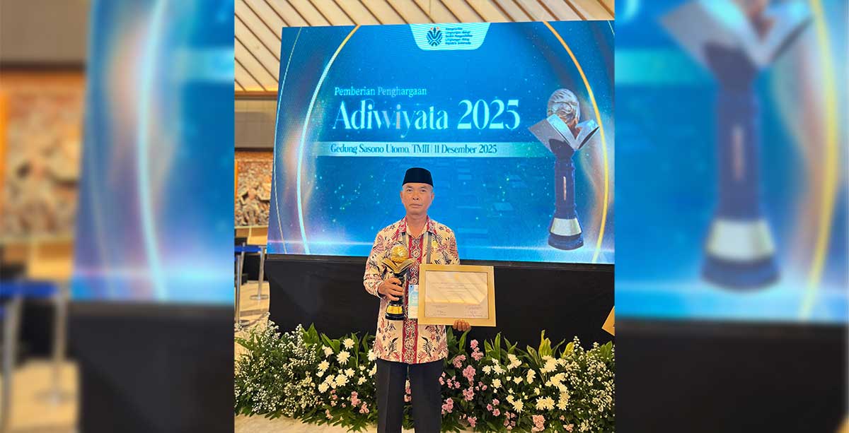 Kepala MTsN 1 Tuban, Subiyanto, saat menerima penghargaan Adiwiyata Mandiri 2025 tingkat nasional.