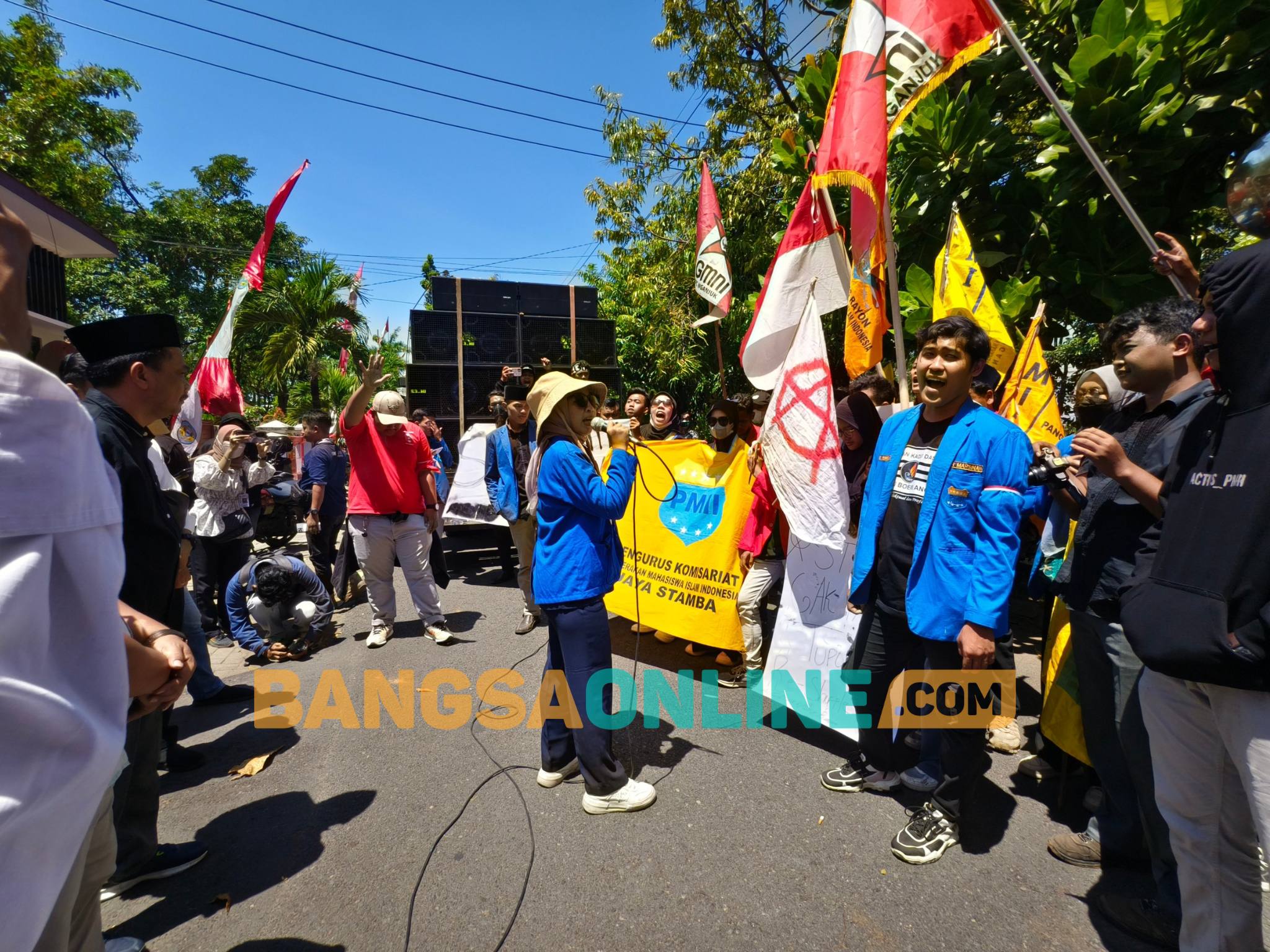 Gabungan Aliansi Mahasiswa Nganjuk saat melakukan aksi Demonstrasi di Kantor DPRD Nganjuk. Foto: Rafli Fajri/BANGSAONLINE
