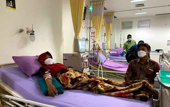 
Wiwit Indriani saat menjalani cuci darah di RSUD Gambiran, Kota Kediri. (Ist).