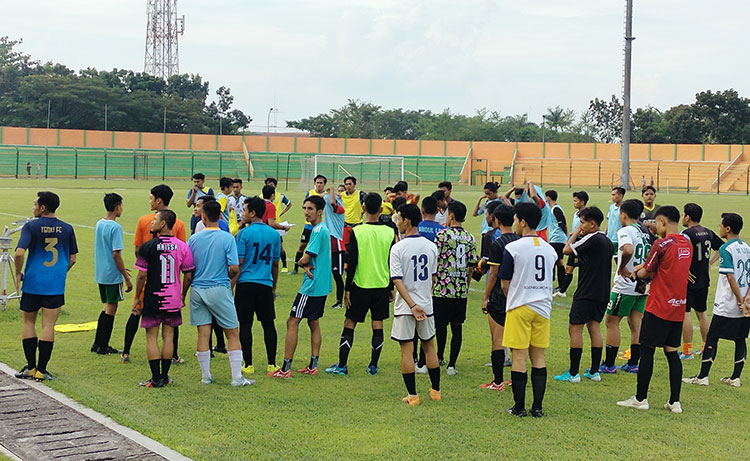 MEMBELUDAK: Ratusan pemain lokal Bojonegoro mengikuti seleksi tim Persibo, Jumat (25/6/2021) sore. (Foto: EKY NURHADI/ BANGSAONLINE)