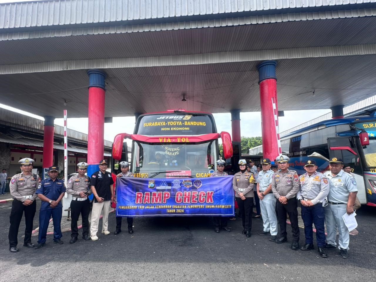 Anggota Satlantas polres Ngawi bersama tim melakukan Ramp Check di terminal Kertonegoro