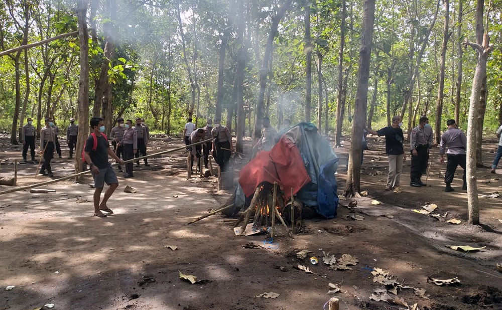 Polisi membakar terpal-terpal yang biasanya dipakai berteduh saat praktik judi.