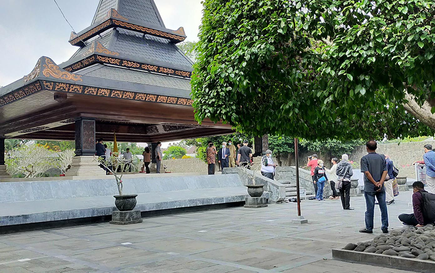 Suasana kawasan Makam Bung Karno, Senin (28/6). Tempat ini ditutup sementara untuk mengantisipasi lonjakan kasus Covid-19. 