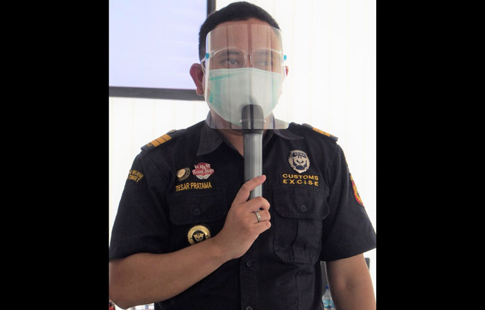 Fungsional Ahli Pertama Bea Cukai Madura, Tesar Pratama saat mengisi sosialisasi perundangan-undangan tentang cukai.