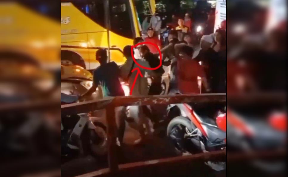 Tampak pelaku diamankan oleh dua orang diduga rekannya yang mengaku sebagai anggota polisi.
